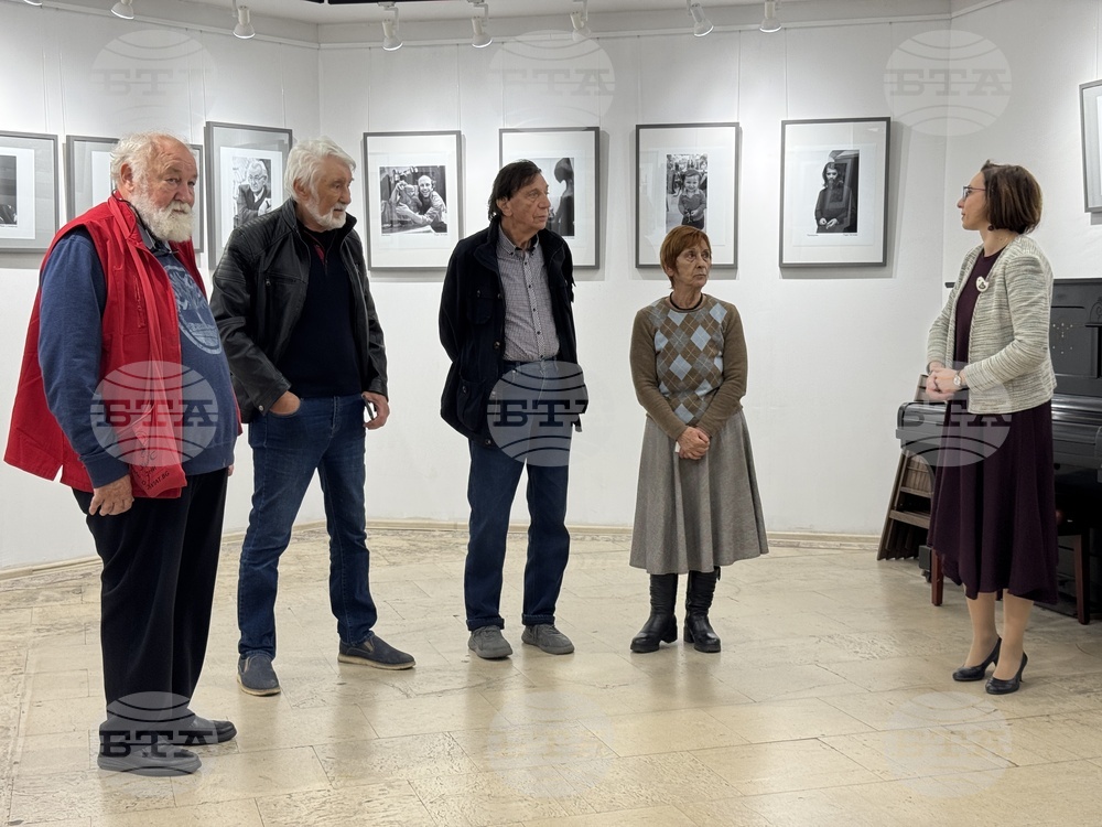 Дългогодишни фоторепортери подредиха в Казанлък изложбата „Професия фоторепортер за цял живот“