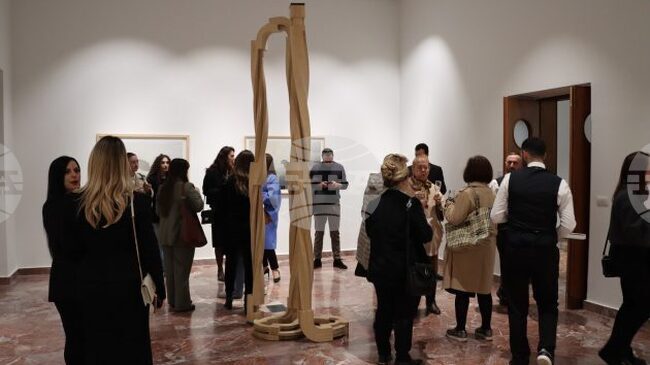 АТА: Британският скулптор Ричард Дийкън откри изложба в Тирана