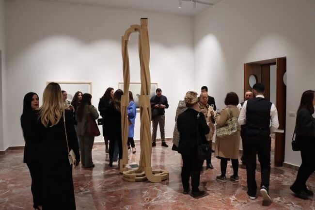 АТА: Британският скулптор Ричард Дийкън откри изложба в Тирана