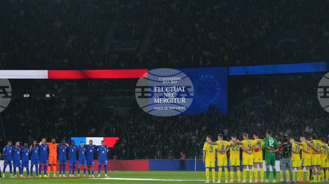 Футболисти и фенове отдадоха почит на жертвите от атентатите на 13 ноември 2015 година в Париж по време на мача между Франция и Украйна