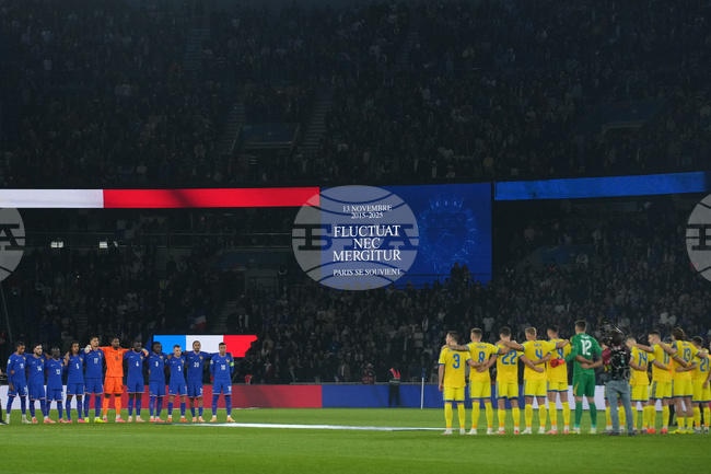 Футболисти и фенове отдадоха почит на жертвите от атентатите на 13 ноември 2015 година в Париж по време на мача между Франция и Украйна