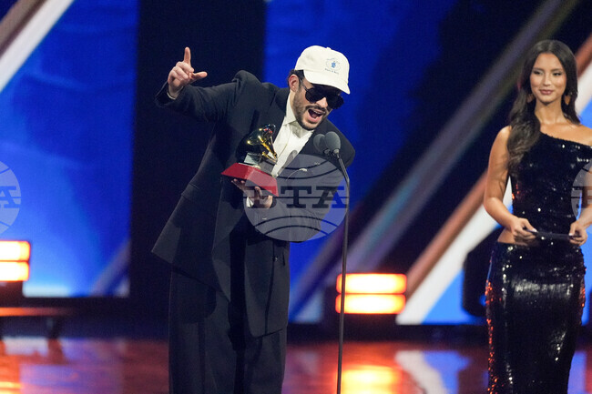 Бед Бъни триумфира на наградите „Грами“ за латино музика с приза за албум на годината 