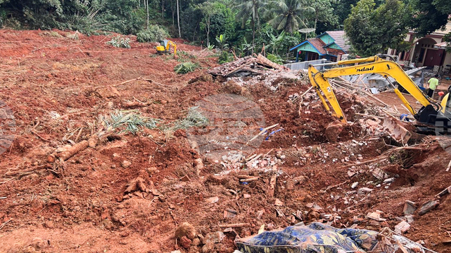 Броят на жертвите от свлачищата в Централна Ява, Индонезия, се увеличи до 30 