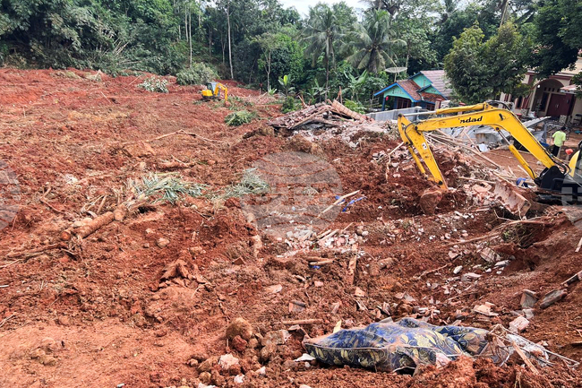 Броят на жертвите от свлачищата в Централна Ява, Индонезия, се увеличи до 30 