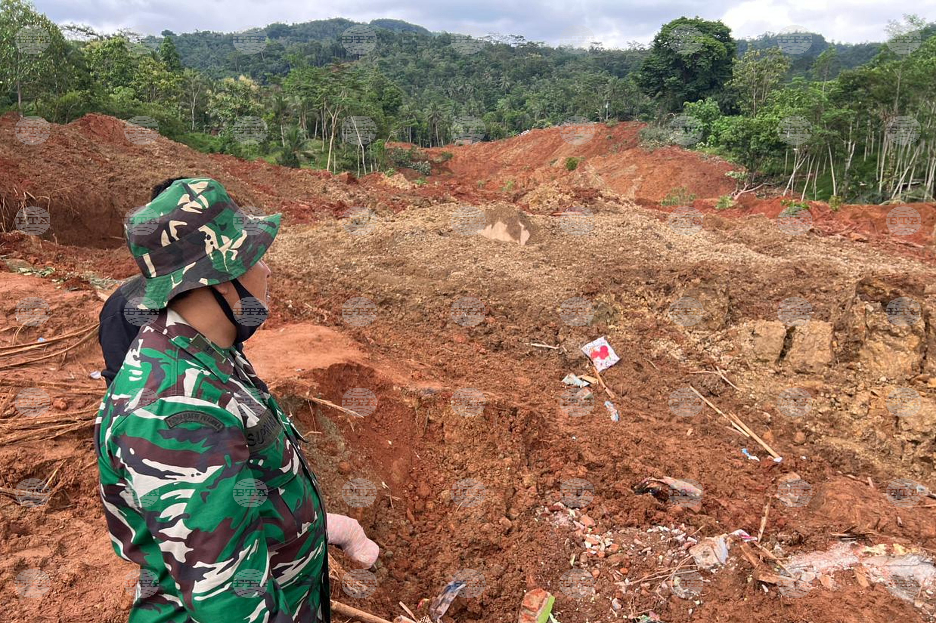 Единадесет души загинаха, а дванадесет са в неизвестност след свлачище в Индонезия