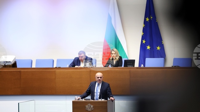 Министерският съвет не е предлагал поименни кандидатури за търговски представител в „Лукойл Нефтохим“, каза вицепремиерът Дончев в НС