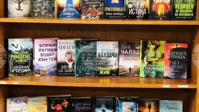 Певицата Нели Рангелова дари книги на библиотеката в родния си град Монтана