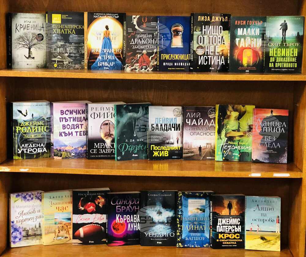 Певицата Нели Рангелова дари книги на библиотеката в родния си град Монтана