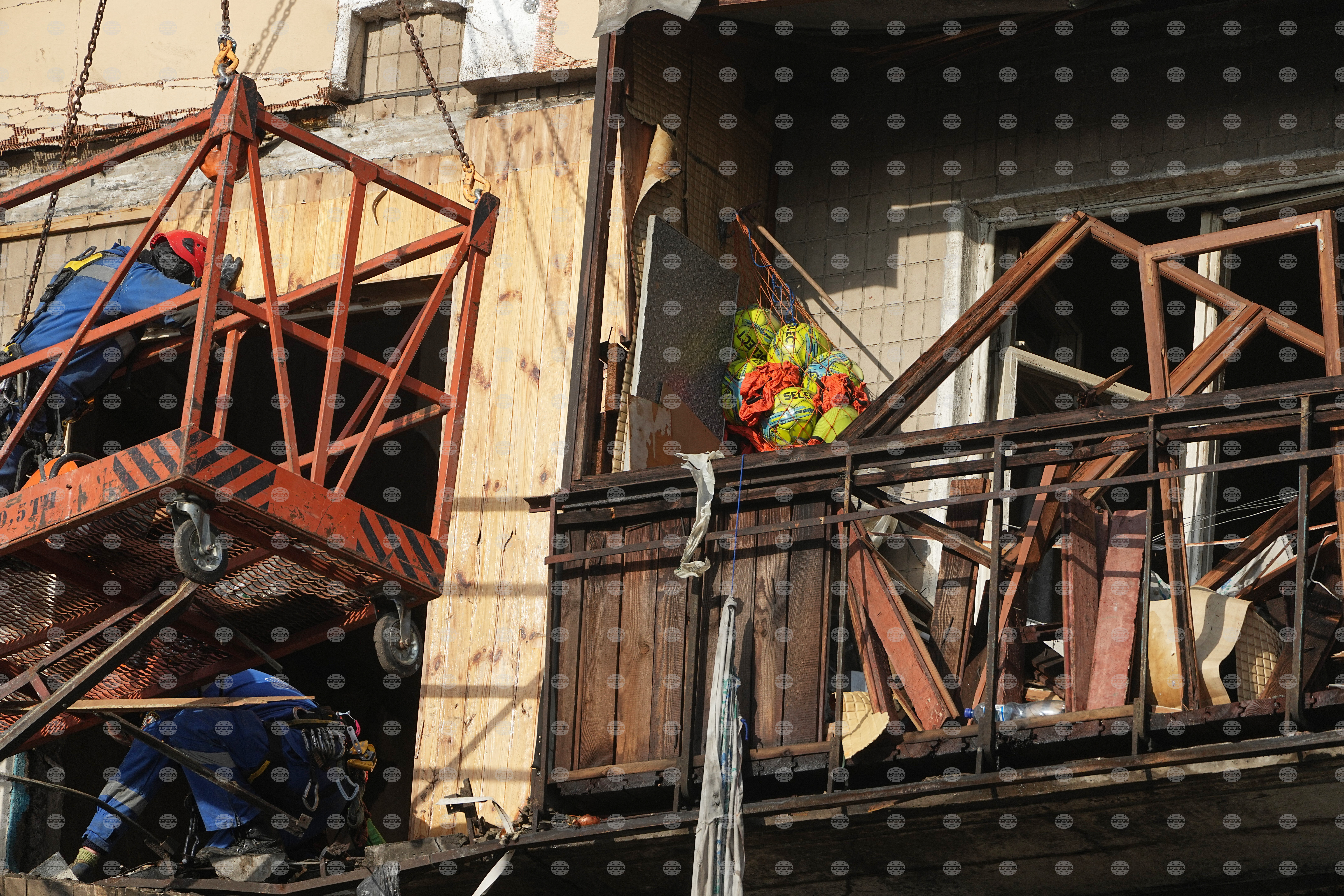 Украинските ВВС съобщиха, че през нощта са унищожили две руски ракети "Кинжал" и 91 дрона