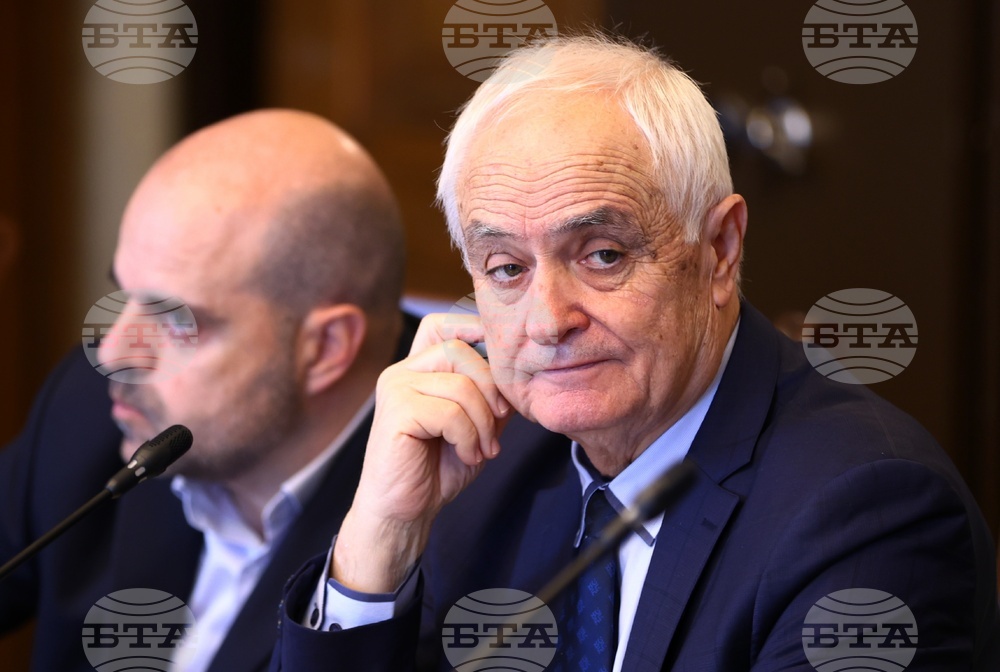 Армията е подсигурена с бензин и дизел за една година, но корабното гориво е на по-ниско ниво, каза военният министър Атанас Запрянов