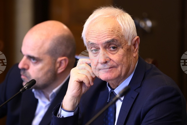 Армията е подсигурена с бензин и дизел за една година, но корабното гориво е на по-ниско ниво, каза военният министър Атанас Запрянов