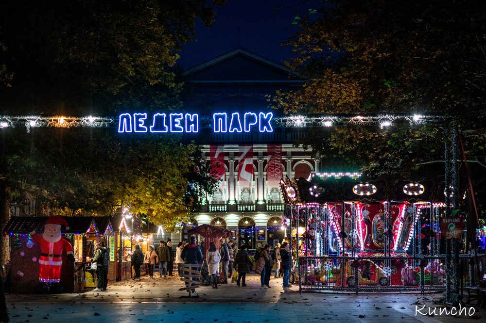 Леденият парк в Русе отваря утре с нови атракции, повече къщички и Виенско колело