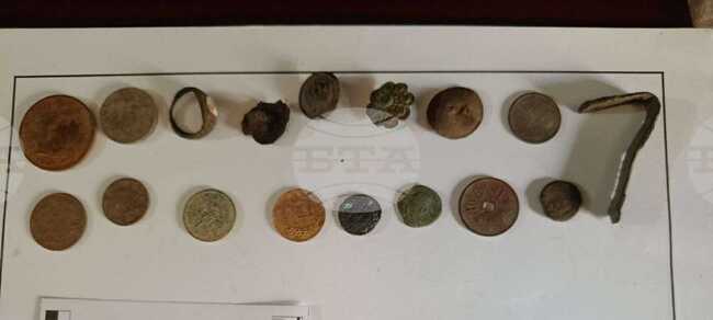 Криминалисти иззеха над 30 археологически обекти с вид на културно-исторически ценности от частен дом в Смядово