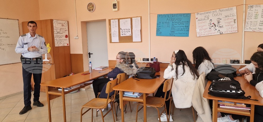 Урок по пътна безопасност проведоха полицаи в смолянско училище