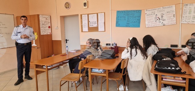 Урок по пътна безопасност проведоха полицаи в смолянско училище