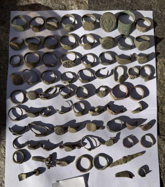 Гранични полицаи от ГПУ-Силистра разкриха голямо количество културно-исторически ценности в частен дом