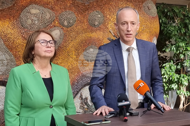 Образователните медиатори са ключови участници в Механизма за обхващане и задържане на децата в училище, каза министър Красимир Вълчев в Пловдив