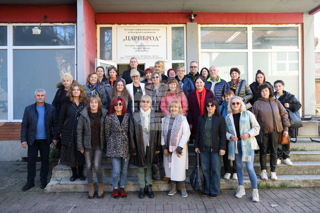 Делегация на Съюза на народните читалища посети Културно-информационния център на българското малцинство в Цариброд по случай Деня на будителите
