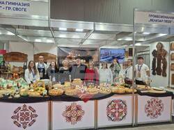 Заместник-министърът на образованието и науката Наталия Михалевска посети щанда на Професионалнатата гимназия „Велизар Пеев“ от Своге, които участваха в международното хранително изложение "Булпек 2025". Снимка: МОН