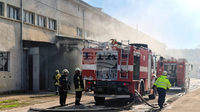 Пожар избухна в производствен цех в Хасково, огънят е тръгнал от забравена включена скара 