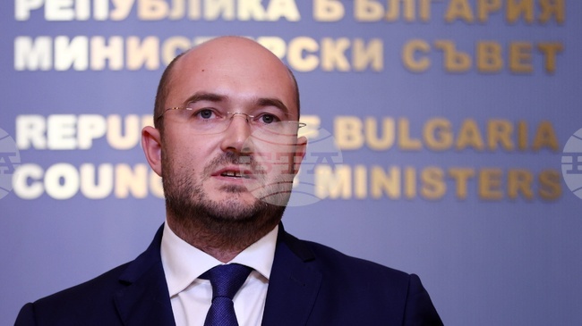 Получено е предупреждение за спиране на плащанията от някои български банки във връзка с казуса с "Лукойл" през следващата седмица, обяви министър Георги Георгиев