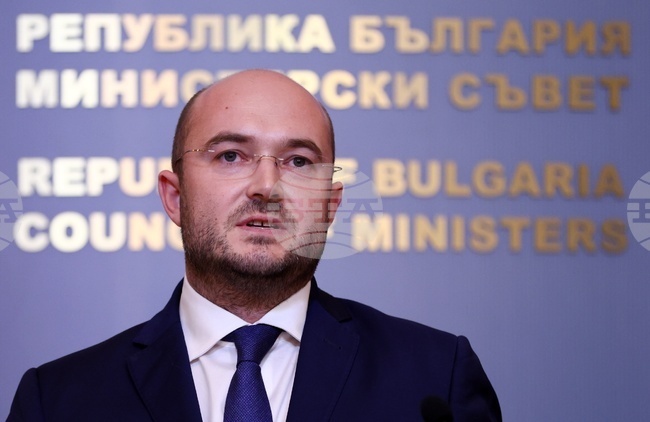 Получено е предупреждение за спиране на плащанията от някои български банки във връзка с казуса с "Лукойл" през следващата седмица, обяви министър Георги Георгиев