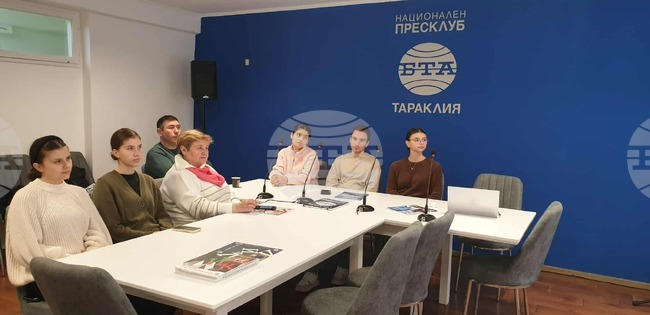 Гости от поделението в Тараклия на Русенския университет дойдоха в пресклуба на БТА в града за представянето на октомврийския брой на сп. ЛИК