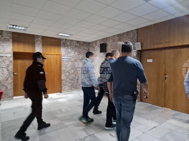 Окръжен съд - Смолян наложи домашен арест с електронни гривни на младежите, обвинени в държане на наркотични вещества с цел разпространение на ученици