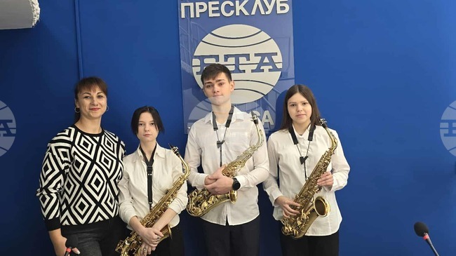 Студенти от български произход в Одеса изпълниха джазова композиция по време на представянето на октомврийския брой на списание ЛИК