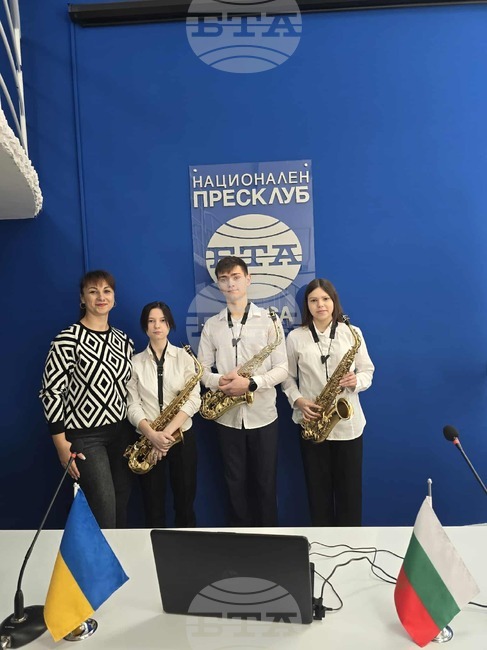 Студенти от български произход в Одеса изпълниха джазова композиция по време на представянето на октомврийския брой на списание ЛИК