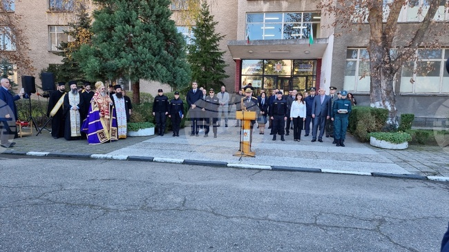 Общо 400 стажанти, завършили професионално обучение за служители в Главна дирекция "Гранична полиция", положиха клетва в Пазарджик