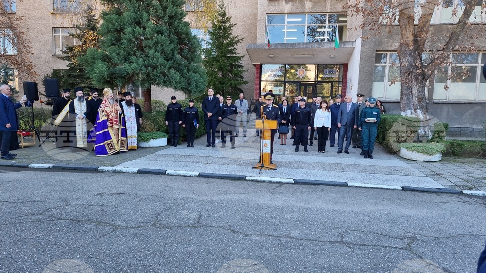 Общо 400 стажанти, завършили професионално обучение за служители в Главна дирекция "Гранична полиция", положиха клетва в Пазарджик