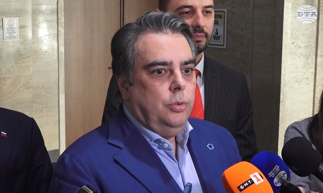 Номинацията на Румен Спецов за особен управител в „Лукойл Нефтохим Бургас“ е доста лоша шега на правителството, коментира Асен Василев