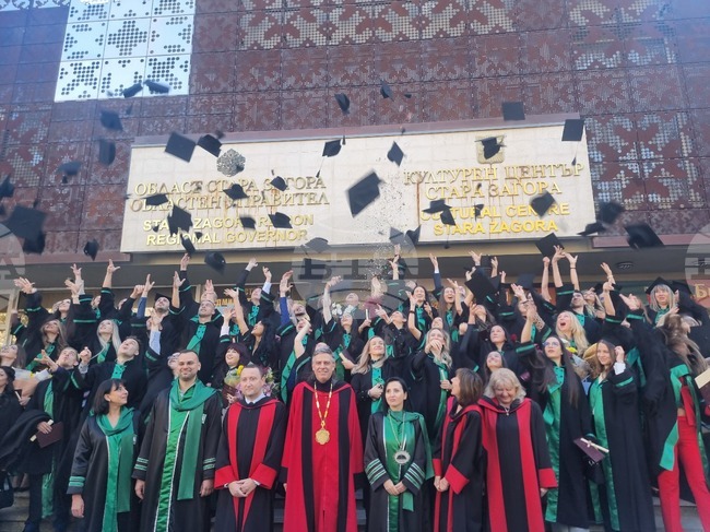 Дипломите си получиха млади специалисти от Медицинския колеж на Тракийския университет