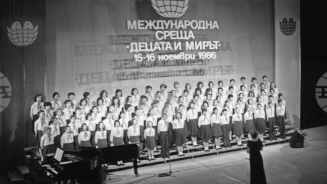 На 15 ноември 1986 г. в София е открита международната среща „Децата и мирът“