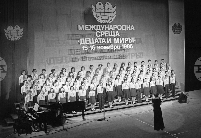 На 15 ноември 1986 г. в София е открита международната среща „Децата и мирът“