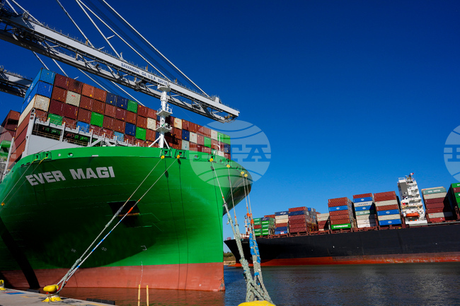 Китайският гигант в морския транспорт „Коско“ спира услугите си от и до Персийския залив