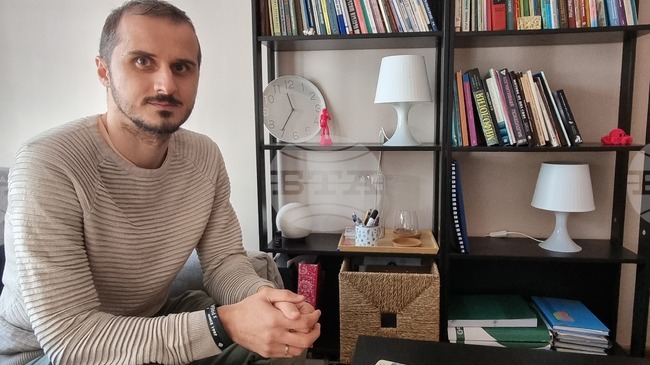 За „дигиталните духове“, които могат да ни оставят на междинната гара на скръбта, разказва психологът Венцислав Ангелов