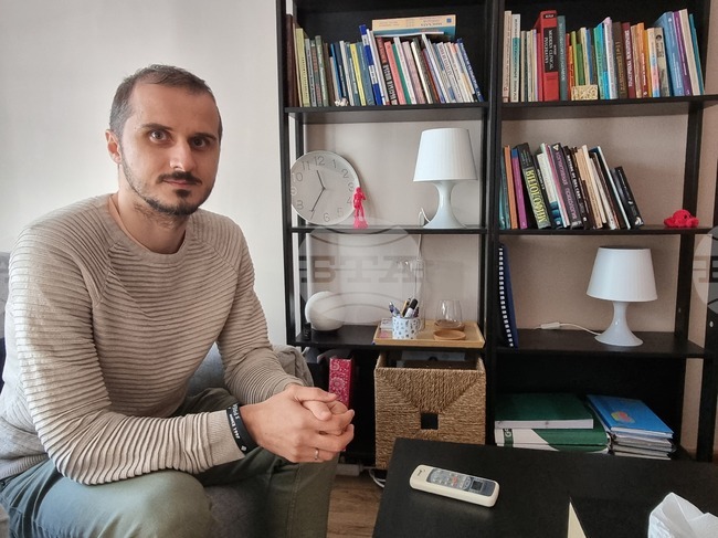 За „дигиталните духове“, които могат да ни оставят на междинната гара на скръбта, разказва психологът Венцислав Ангелов