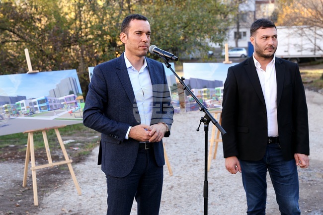Кметът на София Васил Терзиев направи първа копка за изграждането на нова детска градина в столичния квартал „Дружба“ 2 с капацитет 270 деца 