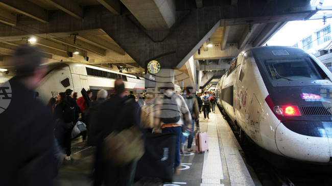 Полицията в Париж простреля мъж, въоръжен с нож на гара "Монпарнас"