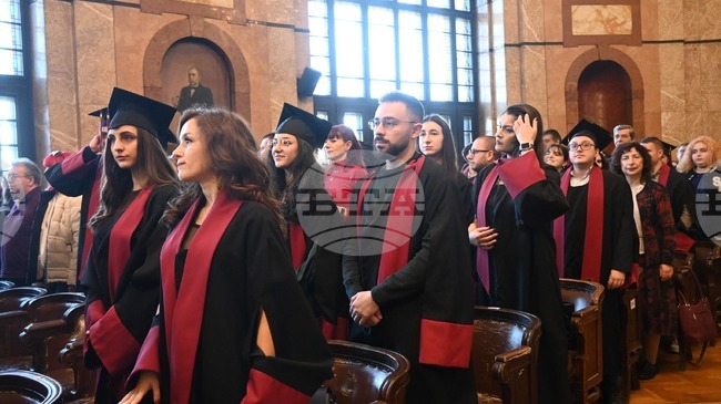 Над 90 абсолвенти от Физическия факултет на СУ получиха дипломите си на тържествена церемония