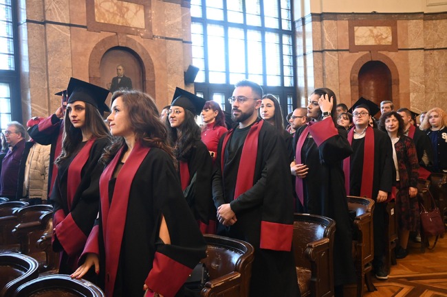 Над 90 абсолвенти от Физическия факултет на СУ получиха дипломите си на тържествена церемония