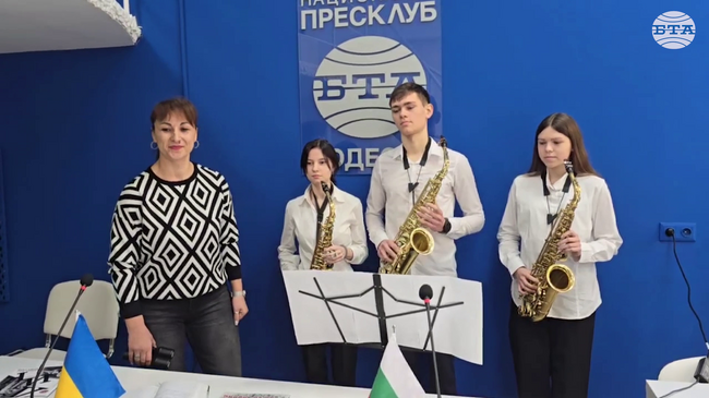 Студенти от български произход в Одеса изпълниха джазова композиция по време на представянето на октомврийския брой на списание ЛИК