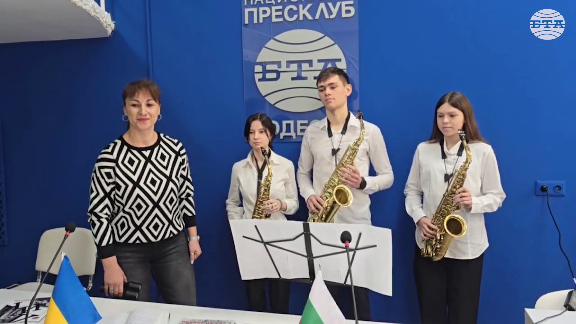 Студенти от български произход в Одеса изпълниха джазова композиция по време на представянето на октомврийския брой на списание ЛИК