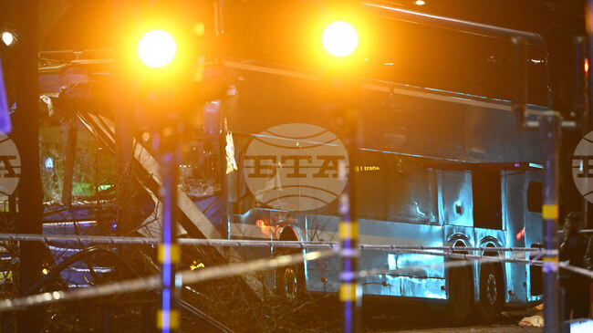 Няколко души загинаха в Стокхолм при катастрофа на автобус в спирка, поне шестима са ранени