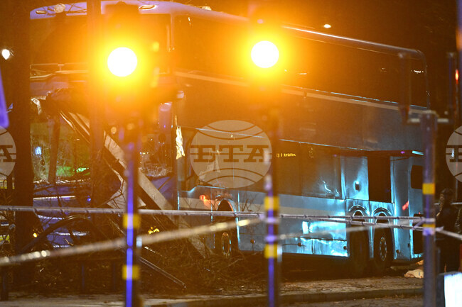 Трима души загинаха в Стокхолм при катастрофа на автобус в спирка, съобщи полицията