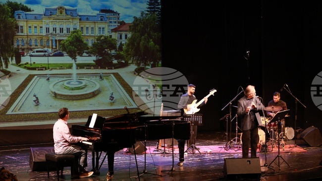 Jazz Fest Ruse беше открит с изпълнения на квартетите на флейтиста Борислав Ясенов, саксофониста Михай Борбей и Теодосий Спасов 