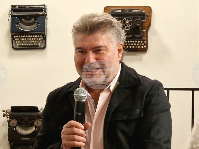 В "Книга на градовете" градовете са фон, на който се развива безкраен процес на преживяване на света, каза доц. Димитър Камбуров