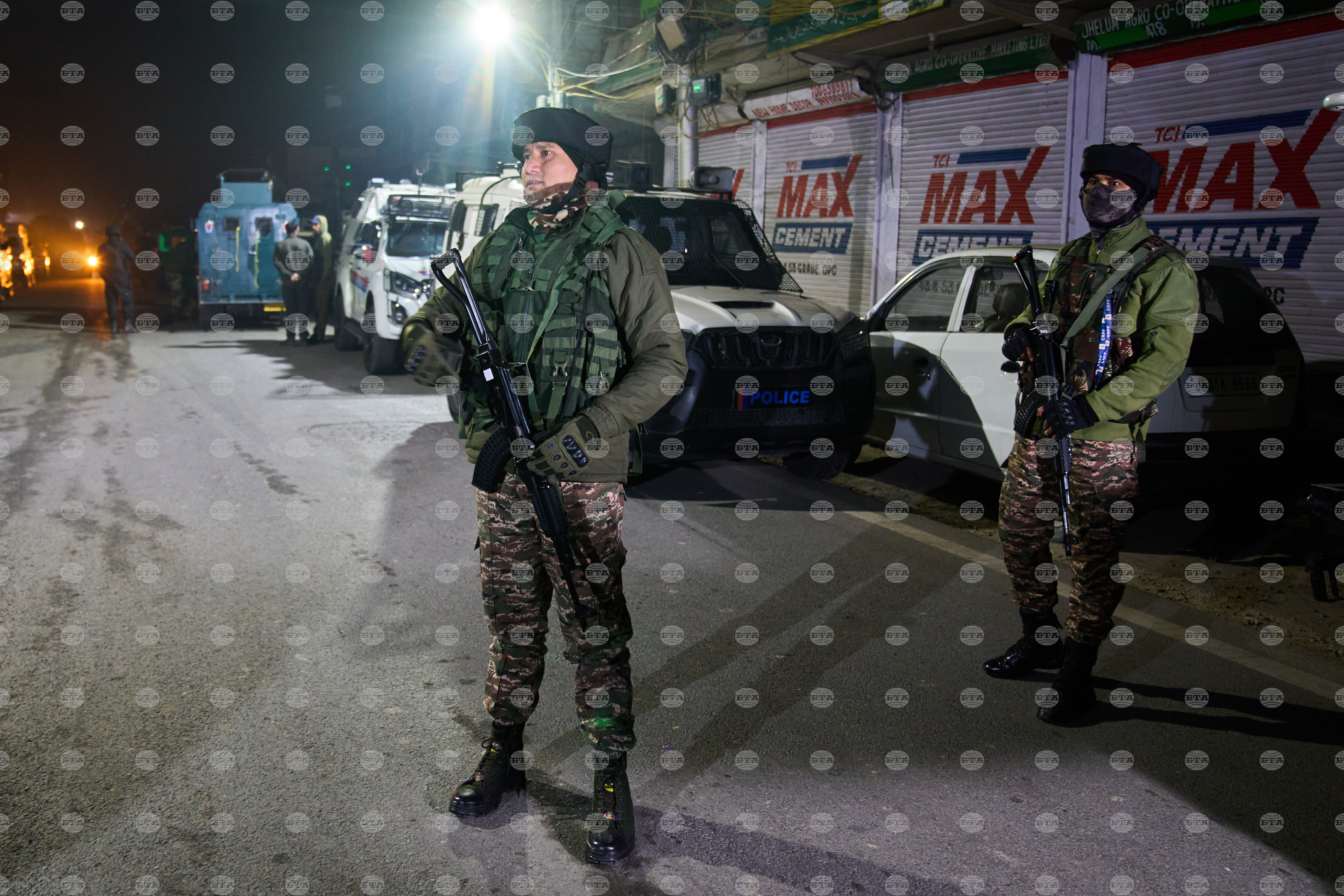 Най-малко седем убити и 27 ранени при експлозия в полицейски участък в индийски Кашмир, съобщиха местни медии